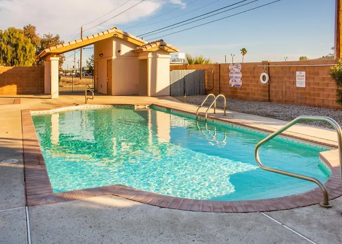 Holiday home Renovated W/ Community Pool!