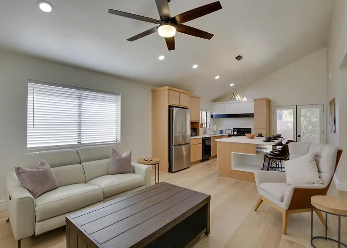 Holiday home Renovated W/ Community Pool!