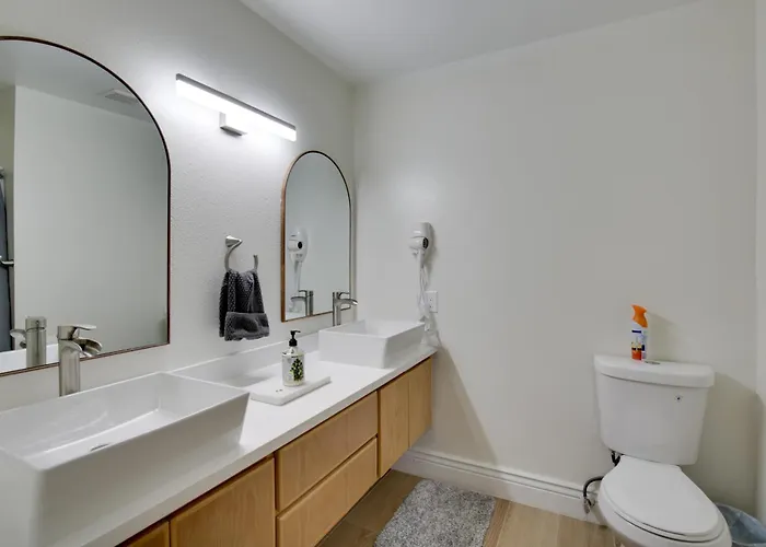 Holiday home Renovated W/ Community Pool! *