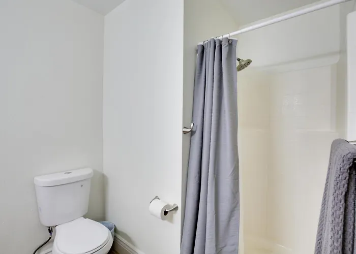 Holiday home Renovated W/ Community Pool!