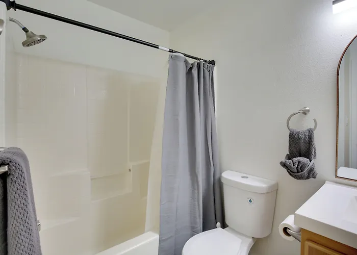 Renovated W/ Community Pool! Holiday home