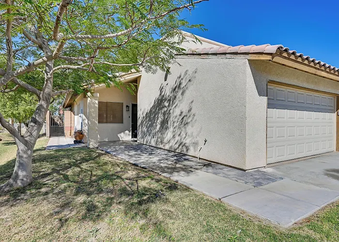 Renovated W/ Community Pool! Holiday home *