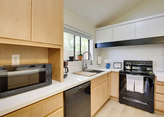 Renovated W/ Community Pool! *