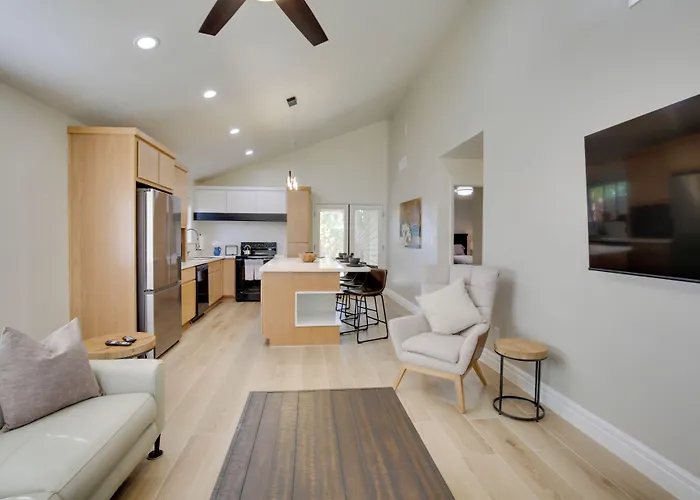 Renovated W/ Community Pool! Holiday home *