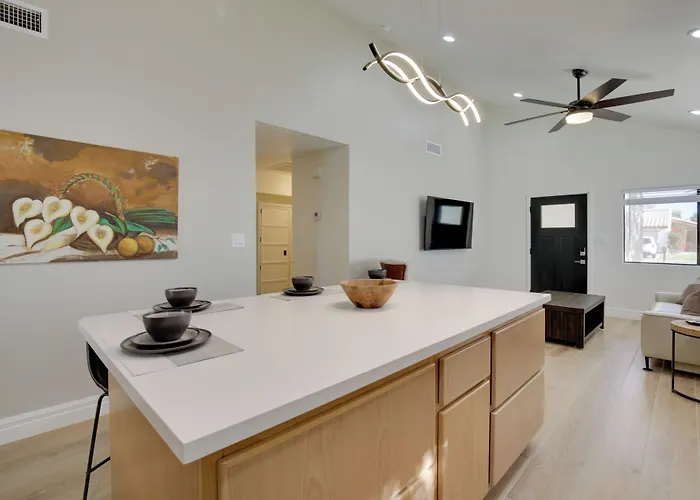 Holiday home Renovated W/ Community Pool! *